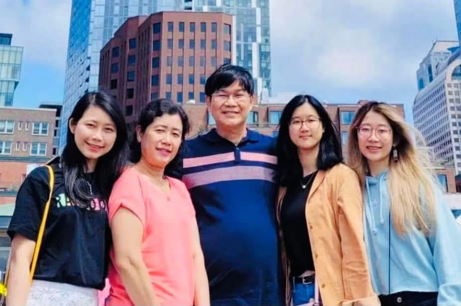 ဦးစိုးမောင်အားရည်စူး၍ ဒေါ်မာလာထွန်းနှင့် သားသမီး မြေးများမှ လှူဒါန်းသည်။ photo